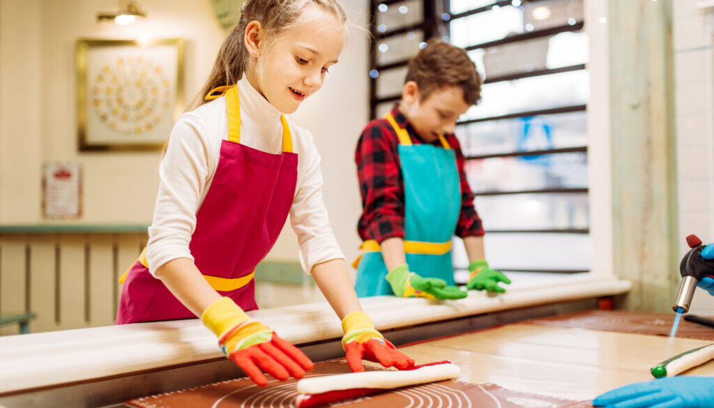 Little,Girl,And,Boy,Learn,To,Make,Caramel